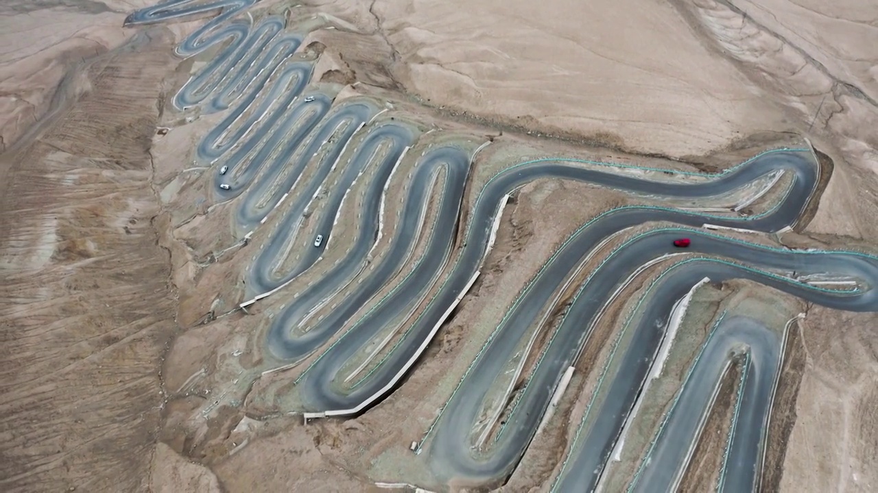 盘龙古道，蜿蜒的盘山公路，航拍视角下高原的弯路，帕米尔高原视频素材