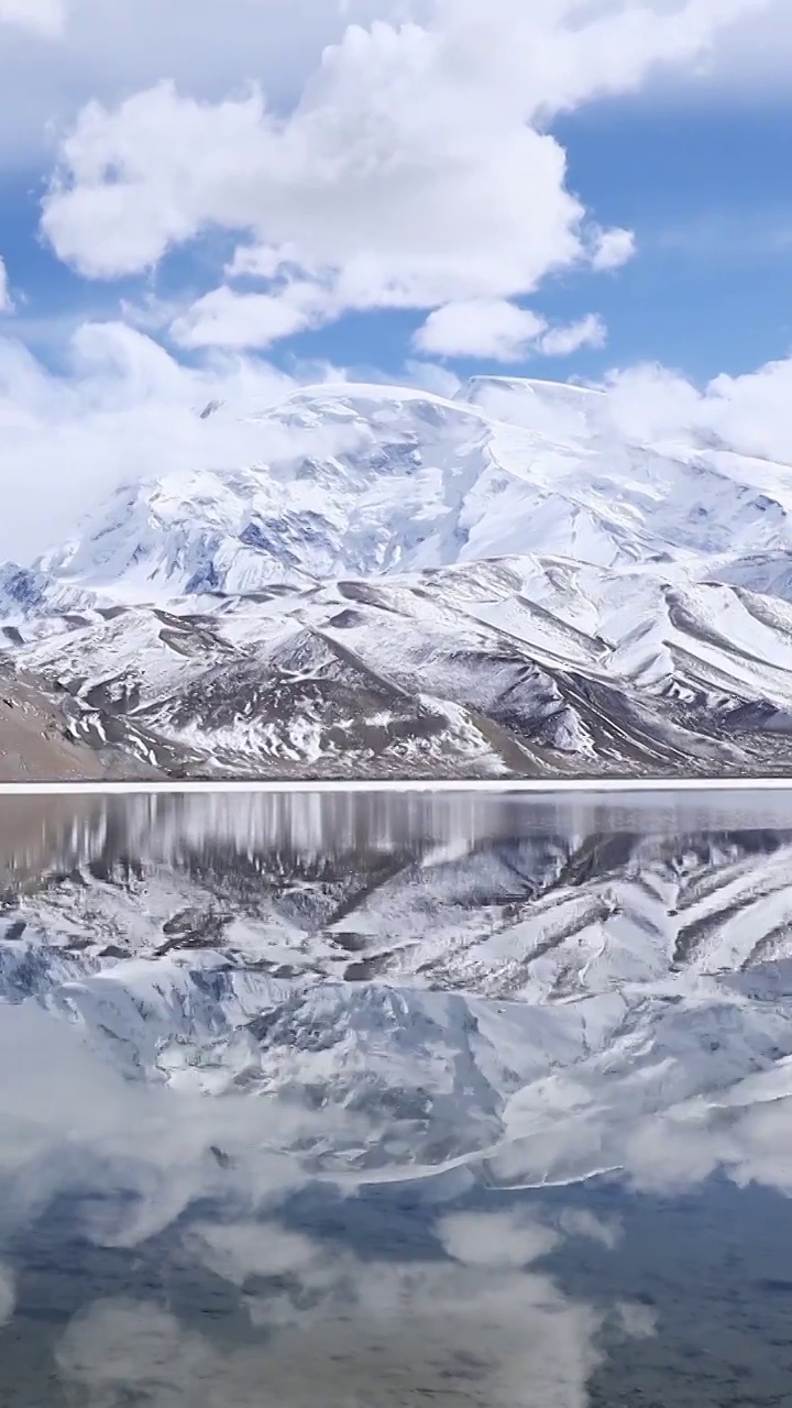 慕士塔格峰的倒影，冰川之父，卡拉库里湖，雪山的倒影，帕米尔高原视频素材