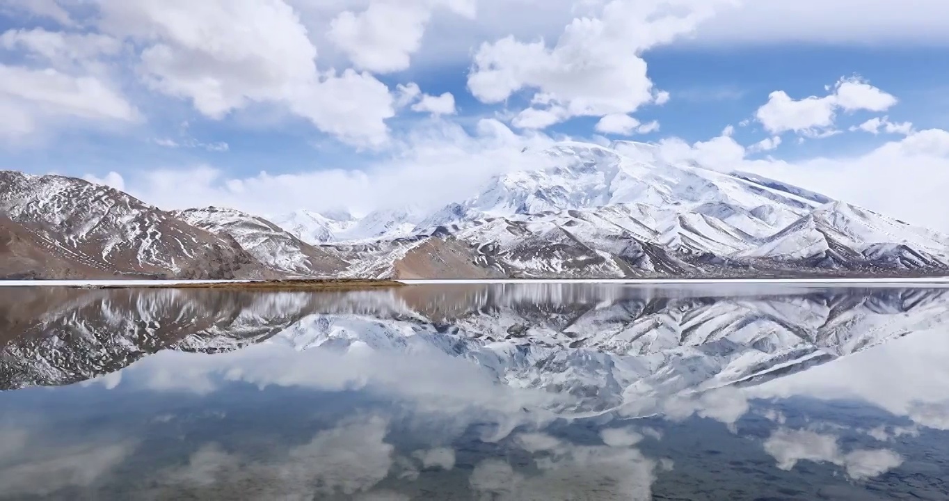 慕士塔格峰的倒影，冰川之父，卡拉库里湖，雪山的倒影，帕米尔高原视频素材