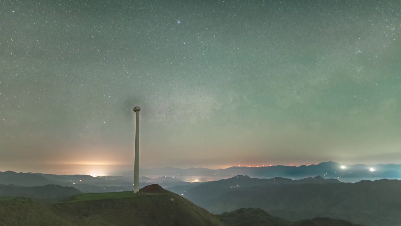 星空下的风力发电机与飞机轨迹延时摄影视频素材