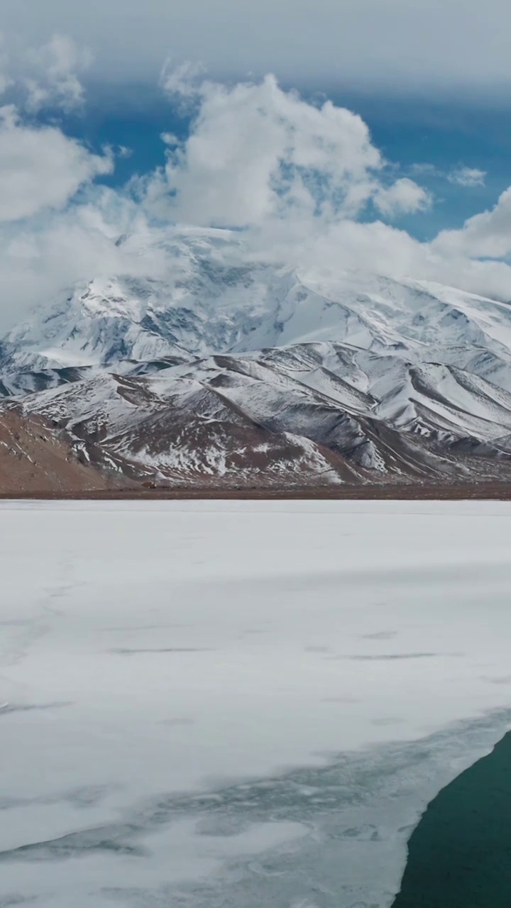 慕士塔格峰，冰川之父，帕米尔高原的雪山，昆仑山脉的雪山视频素材