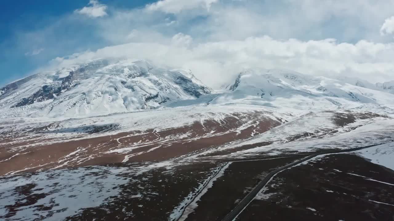 慕士塔格峰，冰川之父，帕米尔高原的雪山，昆仑山脉的雪山视频素材