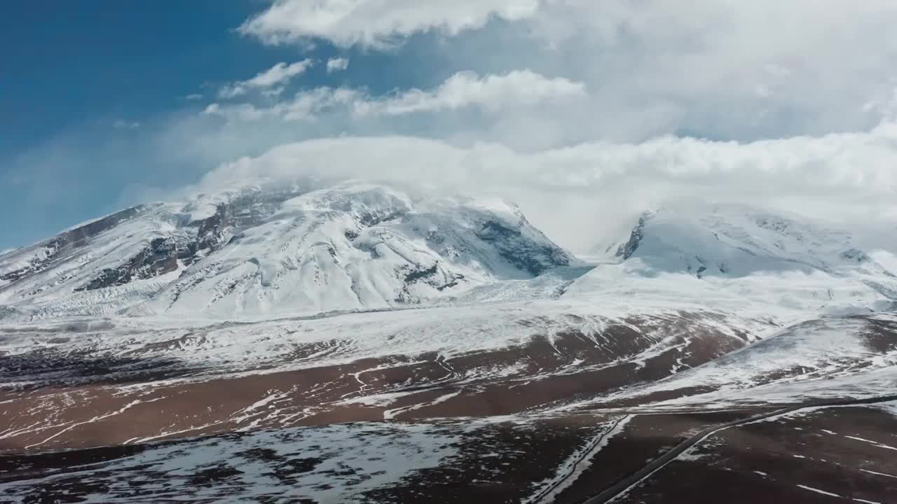 慕士塔格峰，冰川之父，帕米尔高原的雪山，昆仑山脉的雪山视频素材