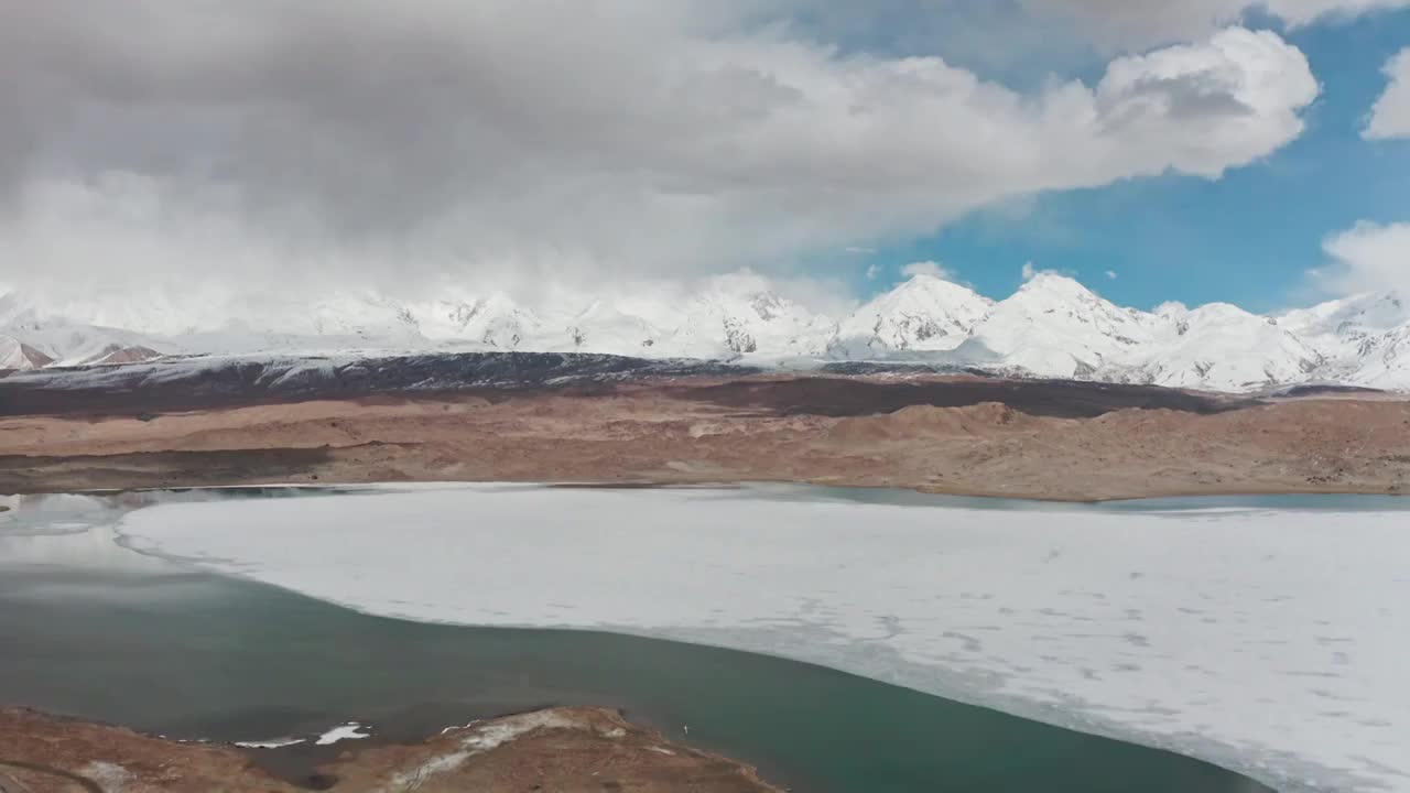 公格尔雪山，公格尔九别峰，帕米尔高原的雪山视频素材