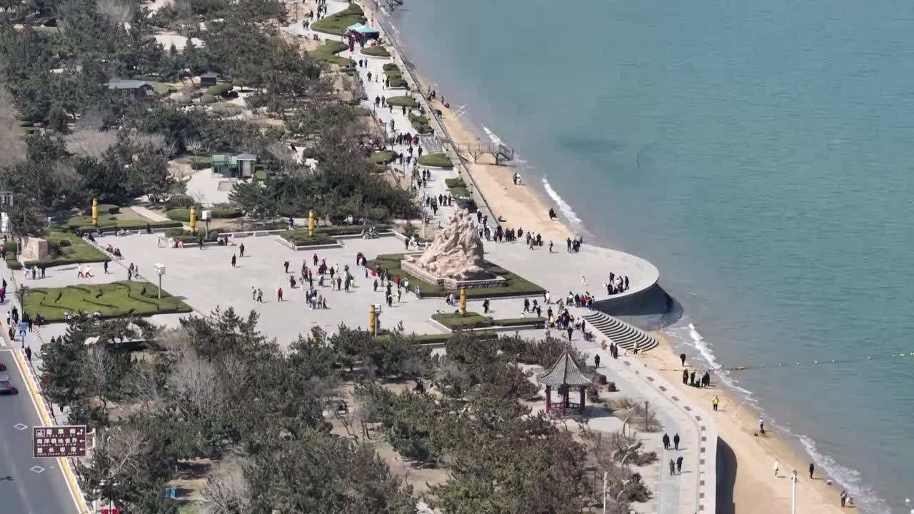 蓬莱八仙雕塑 八仙过海景区 蓬莱沙滩视频素材