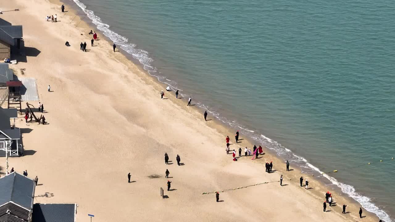 蓬莱沙滩 山东烟台 游客 海滩视频素材