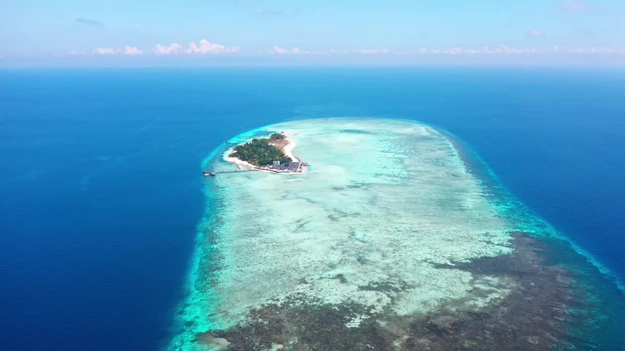 海岛的航拍，仙本那的岛屿，丁巴丁巴岛，热带的海岛视频素材