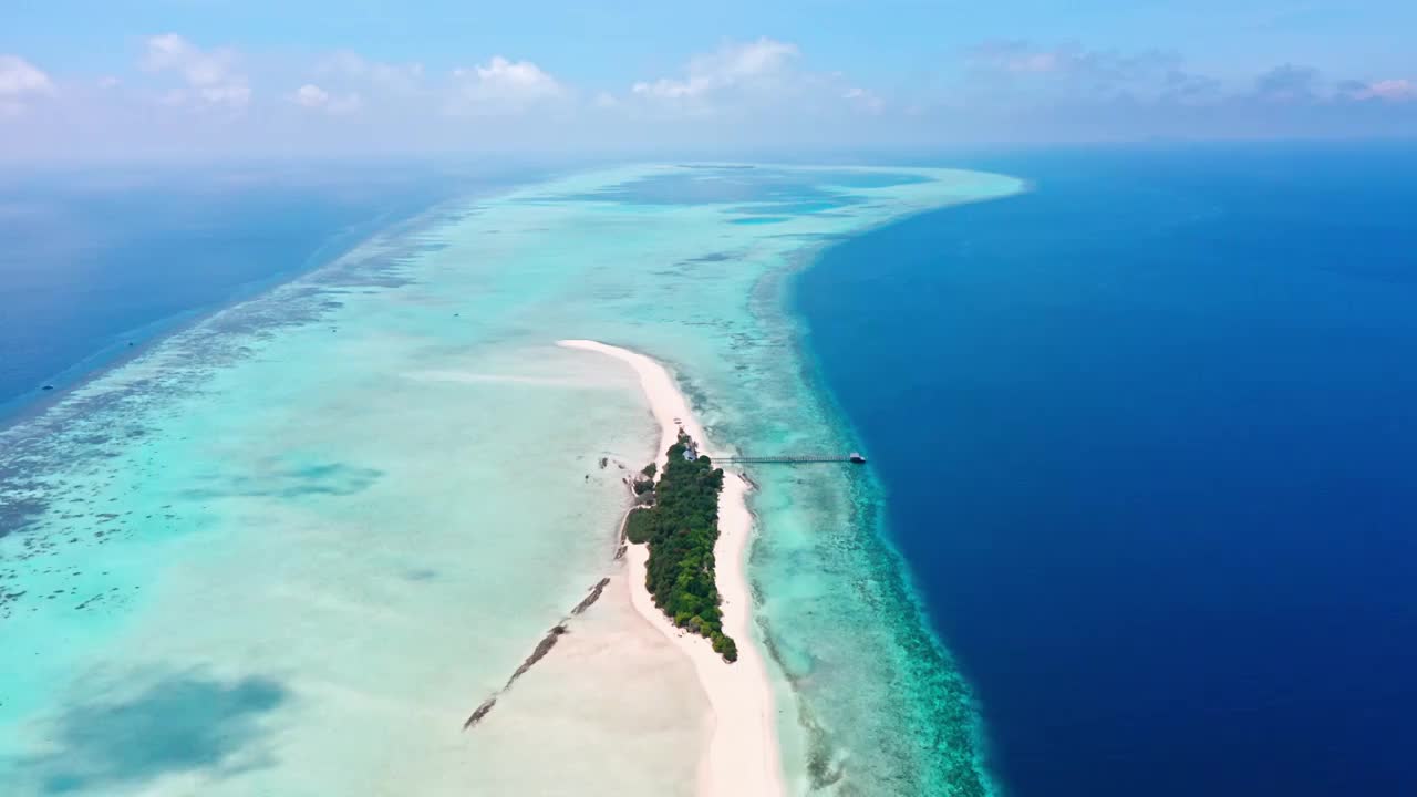 海岛的航拍，仙本那的岛屿，丁巴丁巴岛，热带的海岛视频素材