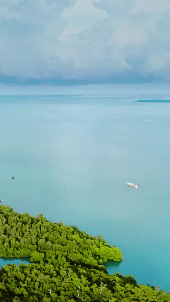 仙本那的海岸风光，马拉西亚的风景，夏天的海岸线视频素材