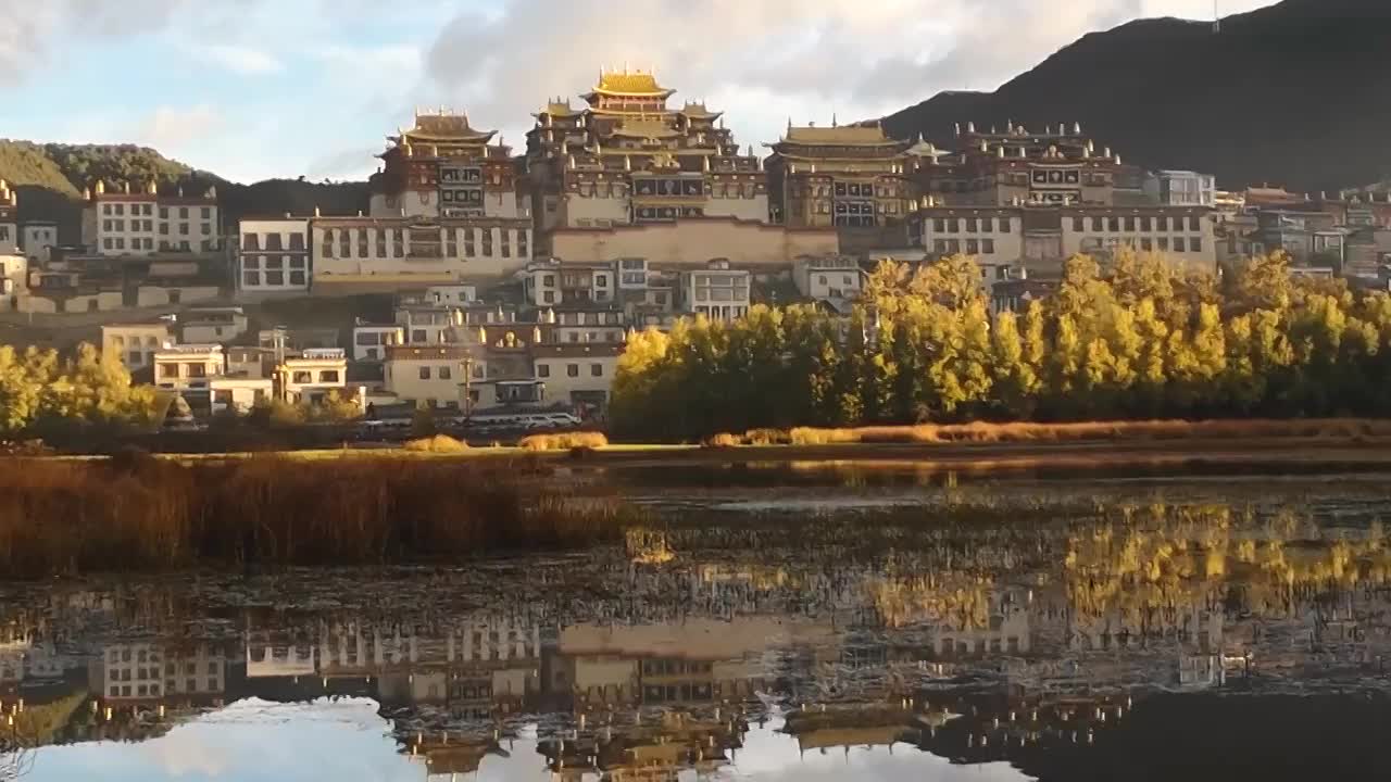 云南香格里拉松赞林寺早晨日出自然人文风景视频素材