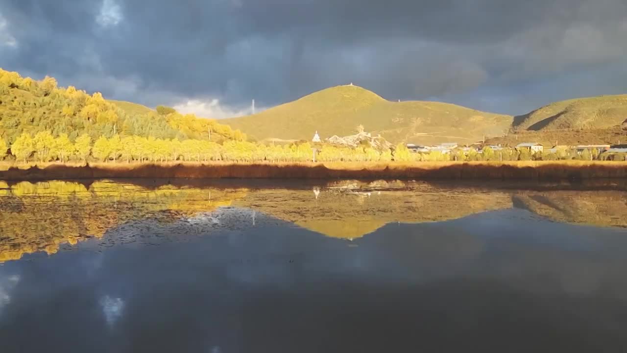 云南香格里拉松赞林寺早晨日出自然人文风景视频素材