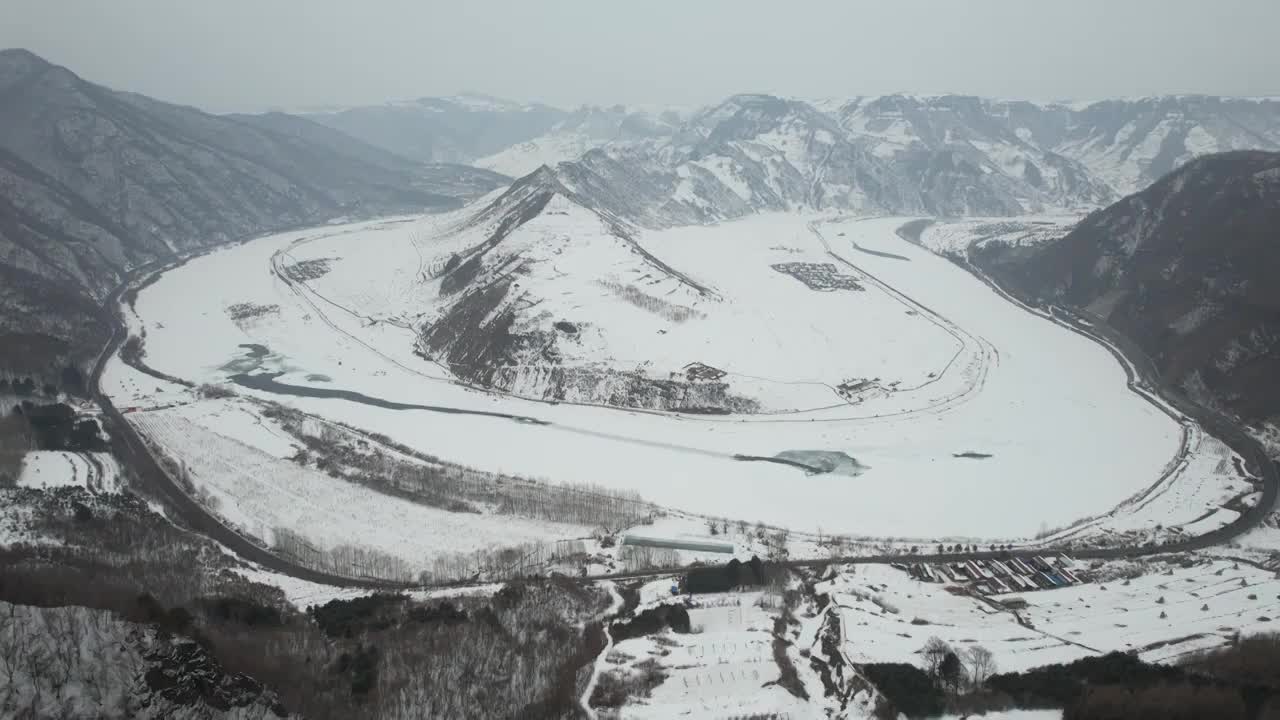 吉林G331边境公路鸭绿江风光航拍视频素材