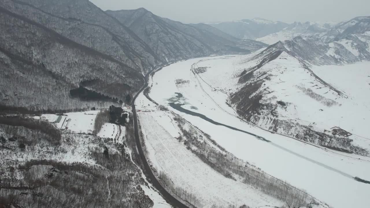 吉林G331边境公路鸭绿江风光航拍视频素材