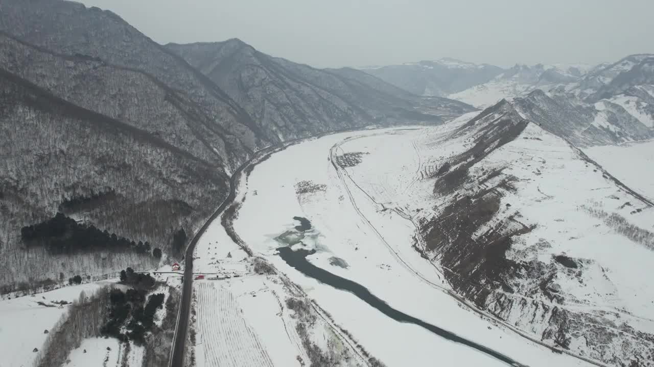 吉林G331边境公路鸭绿江风光航拍视频素材