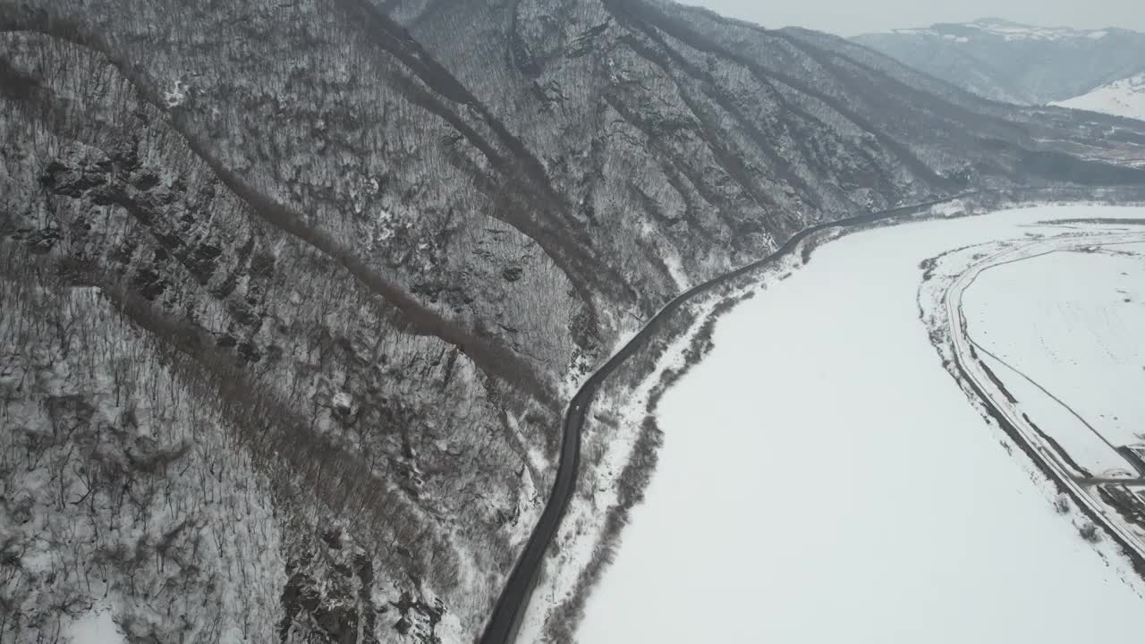 吉林G331边境公路鸭绿江风光航拍视频素材