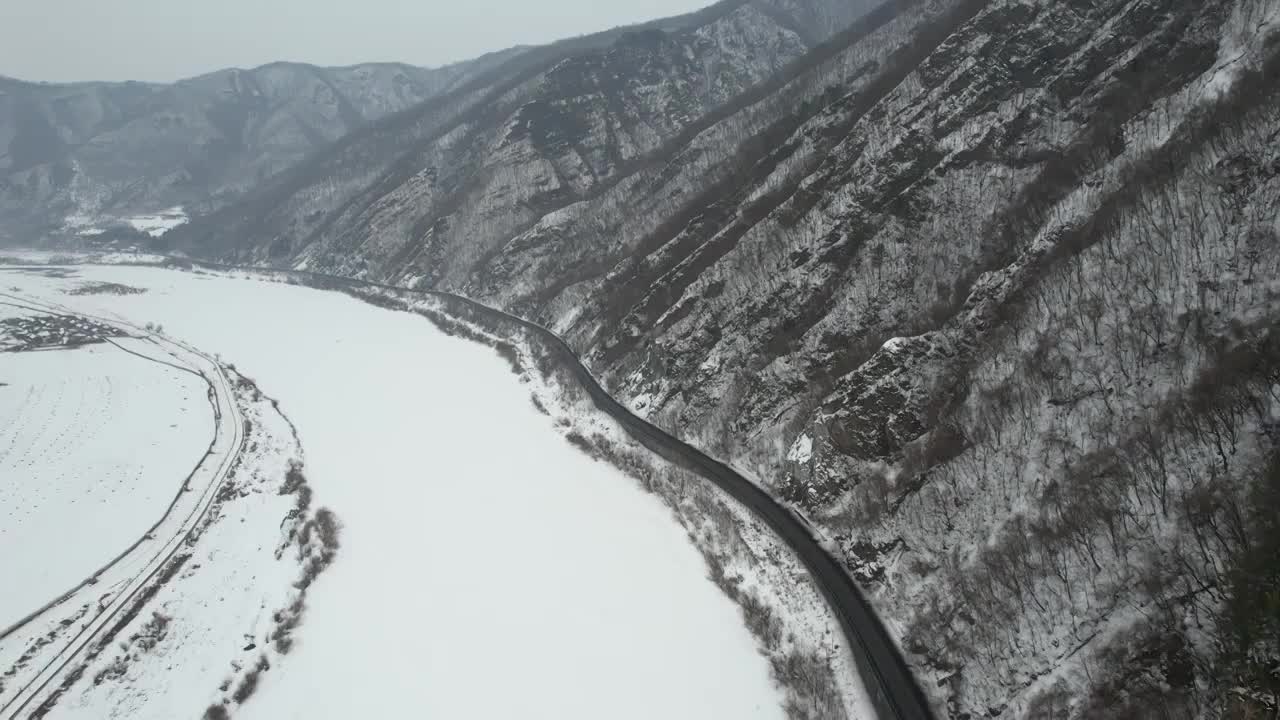 吉林G331边境公路鸭绿江风光航拍视频素材