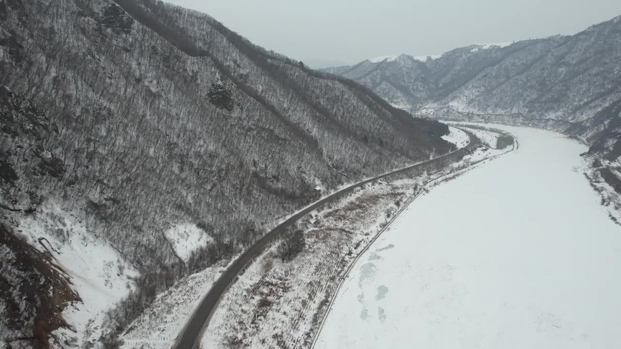 吉林G331边境公路鸭绿江风光航拍视频素材