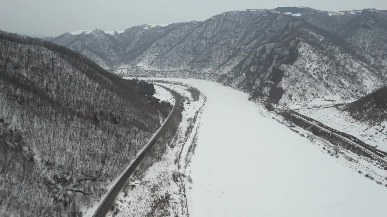 吉林G331边境公路鸭绿江风光航拍视频素材