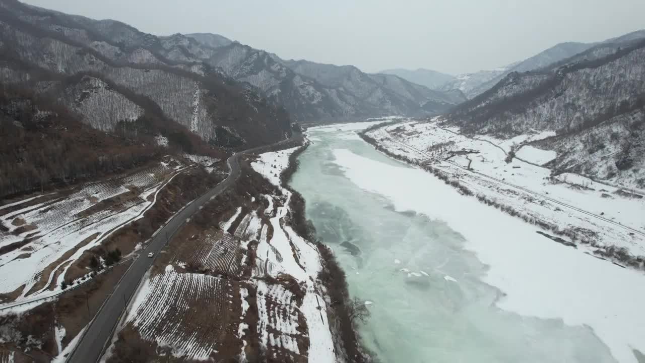 吉林G331边境公路鸭绿江风光航拍视频素材