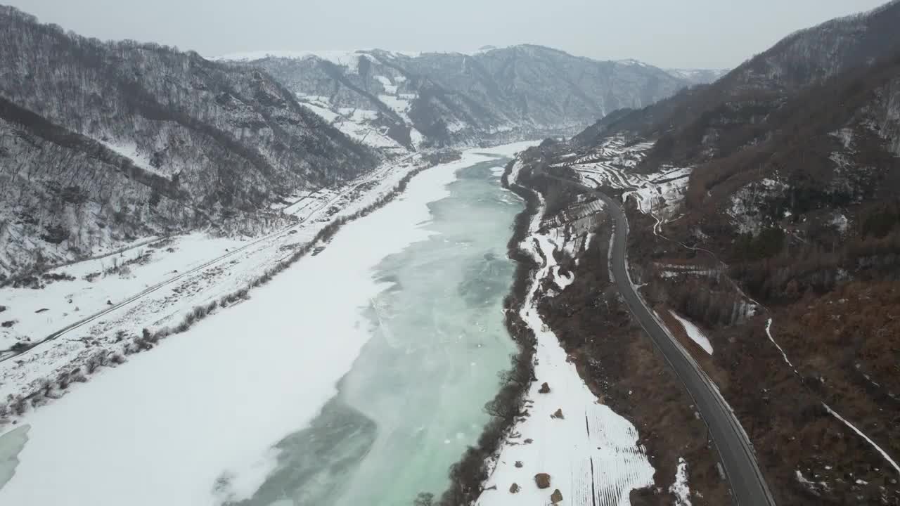 吉林G331边境公路鸭绿江风光航拍视频素材