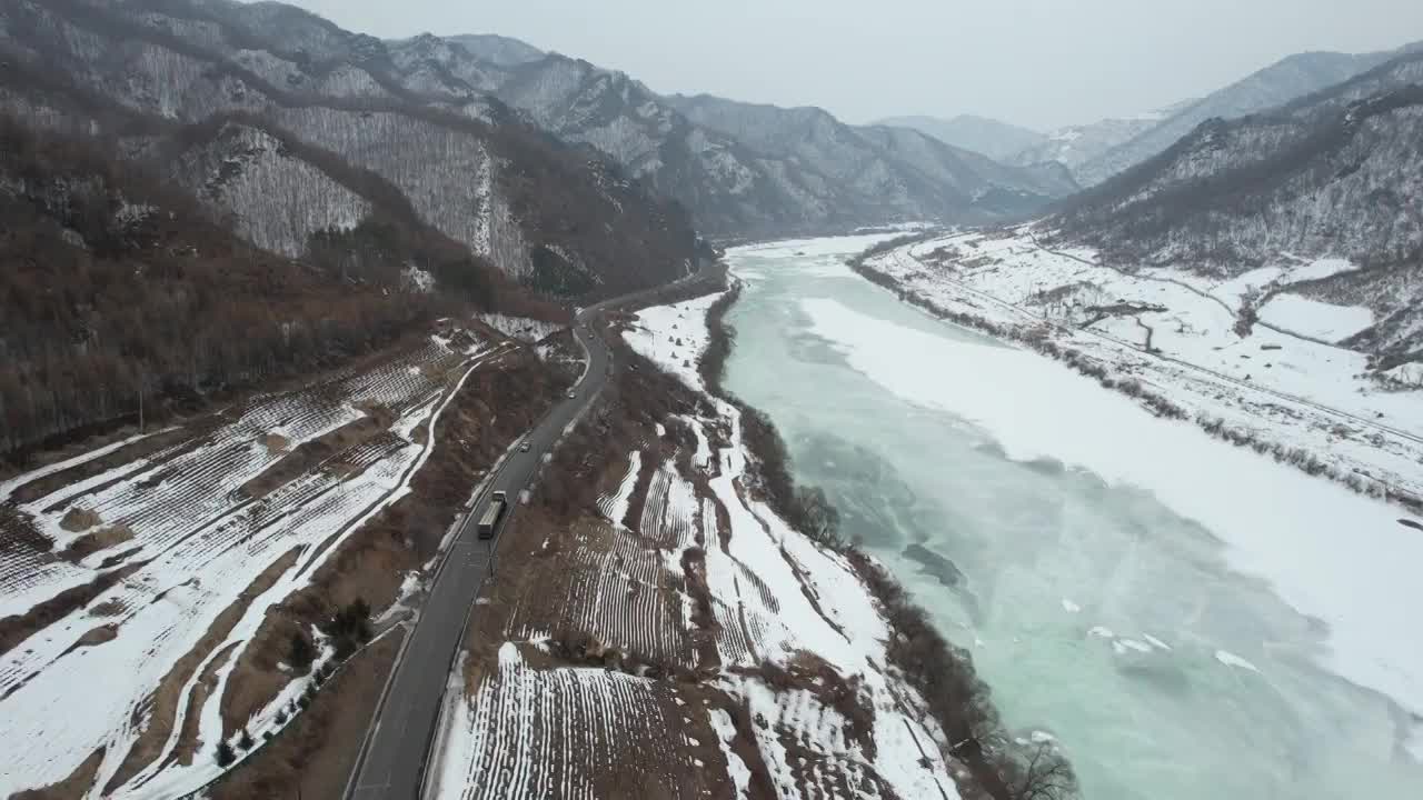 吉林G331边境公路鸭绿江风光航拍视频素材