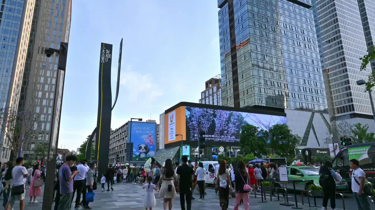 成都春熙路太古里商业街3D大屏街道十字路口黄昏夜景实时视频素材