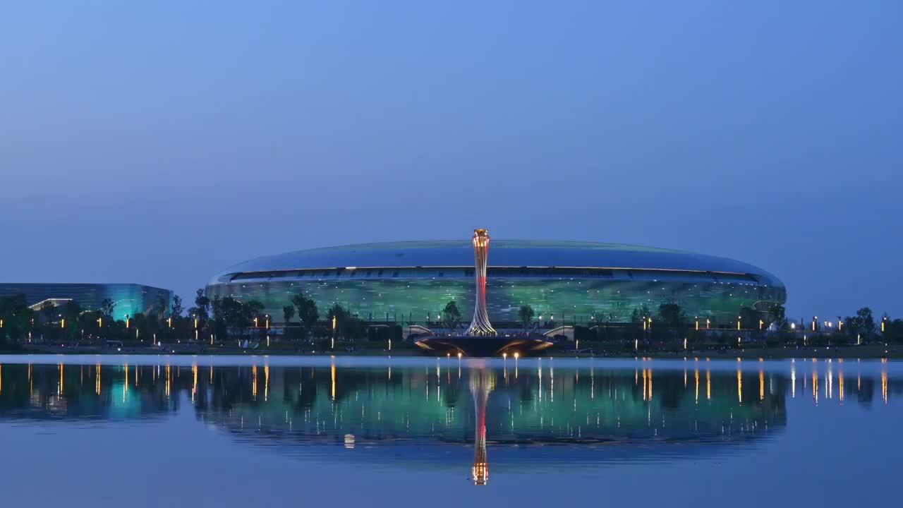 成都东安湖大运会主场馆和大运会火炬塔灯光秀夜景实时视频素材