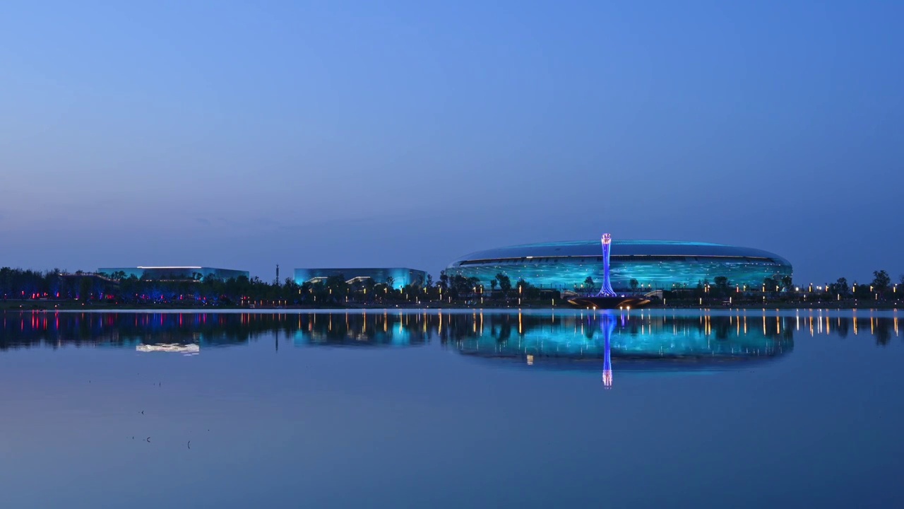 成都东安湖大运会主场馆和大运会火炬塔灯光秀夜景实时视频素材