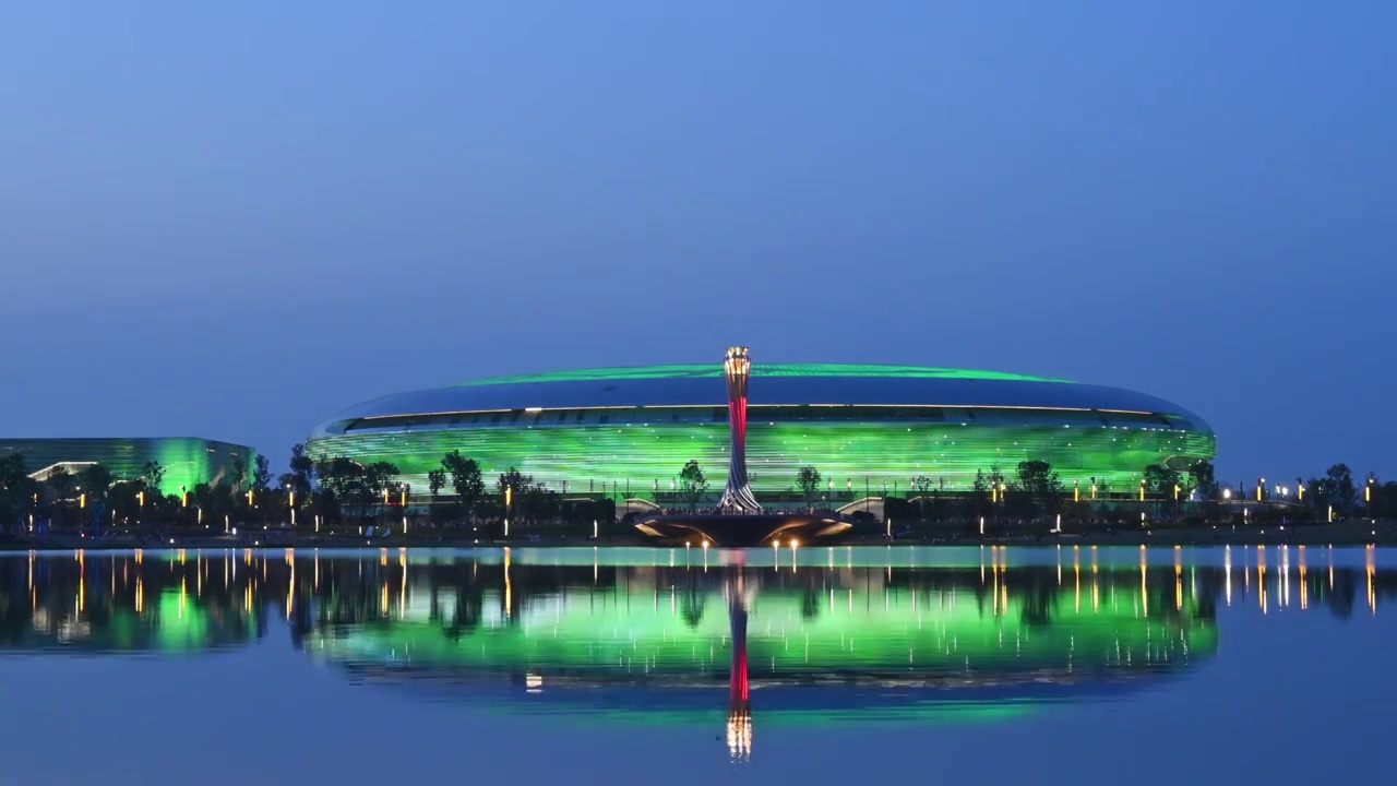 成都东安湖大运会主场馆和大运会火炬塔灯光秀夜景实时视频素材