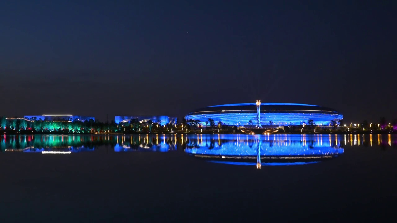 成都东安湖大运会主场馆和大运会火炬塔灯光秀夜景实时视频素材