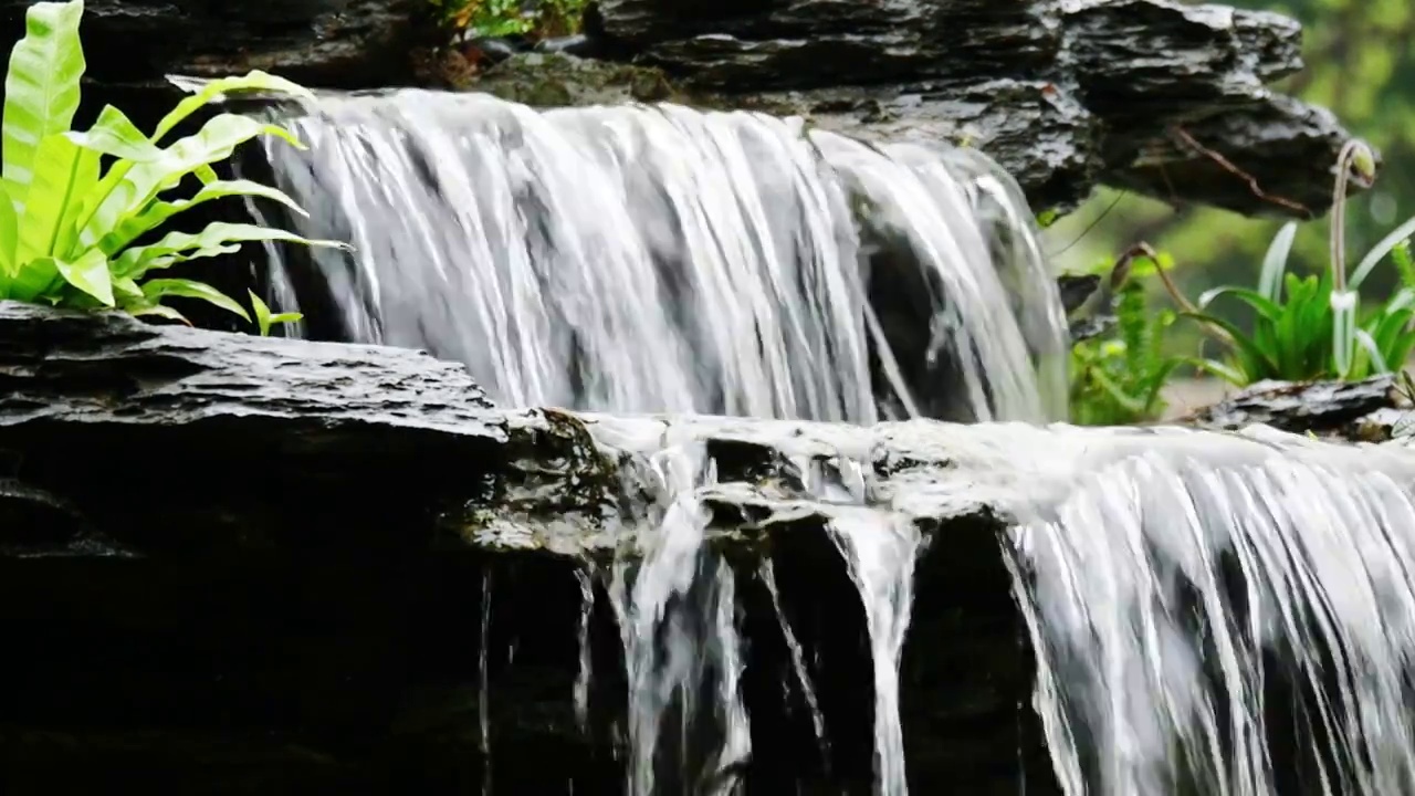 夏天大地生机处处园林造景风水格局假山里山涧溪水潺潺流水不断夏至雨季湍急流动水流清澈透明甘甜泉水空镜视频素材