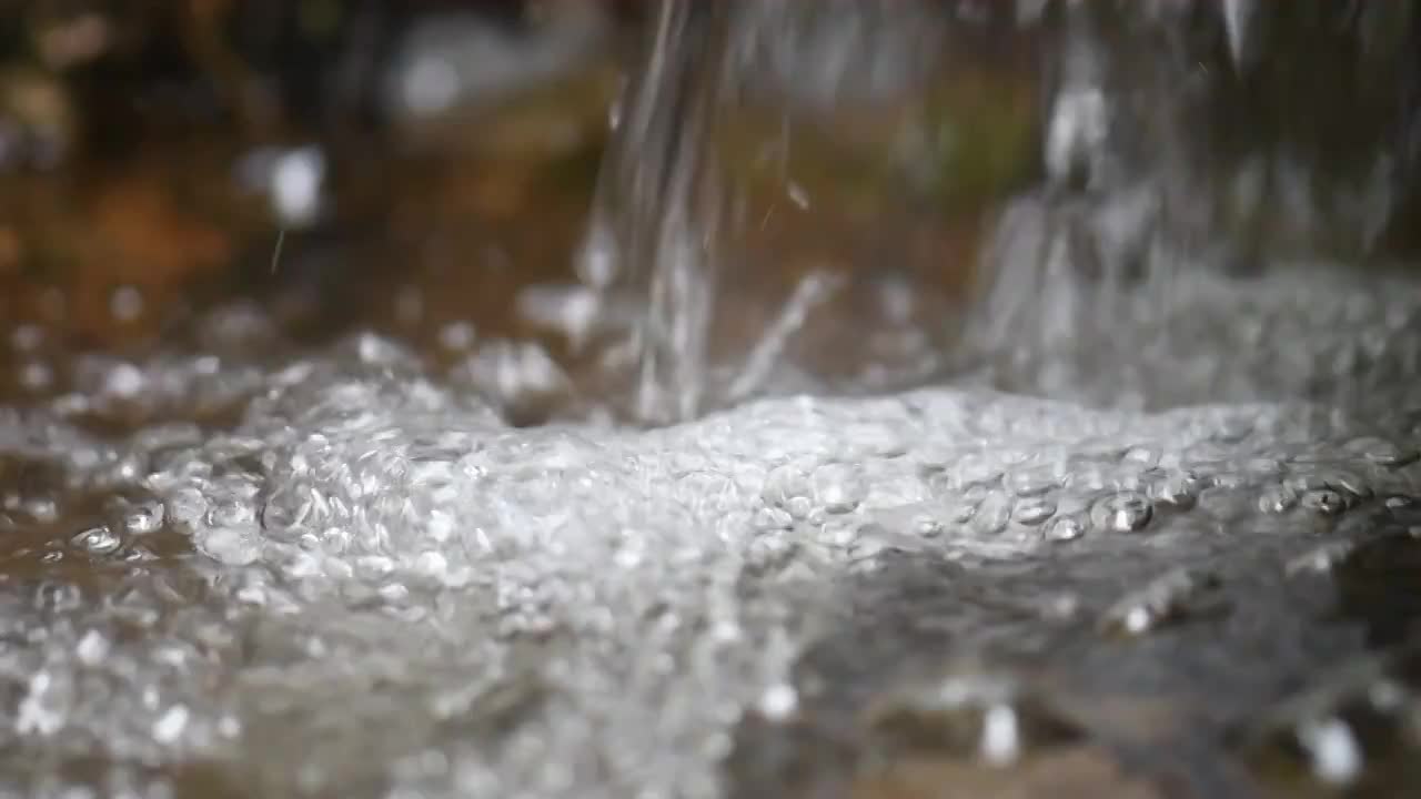 山泉水水滴水珠水泡潮湿视频素材