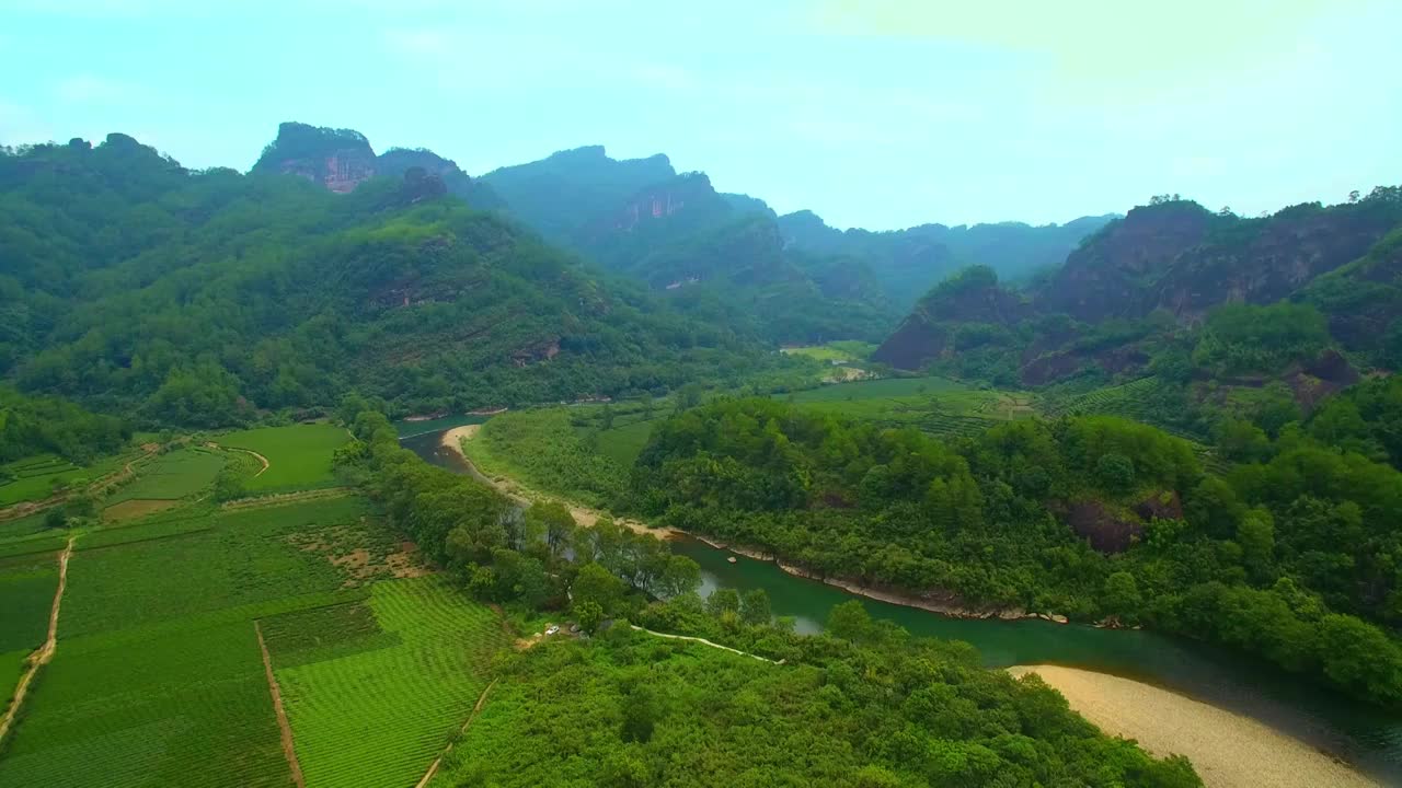 航拍武夷山九曲溪竹筏漂流绿水青山与岩茶茶园视频素材