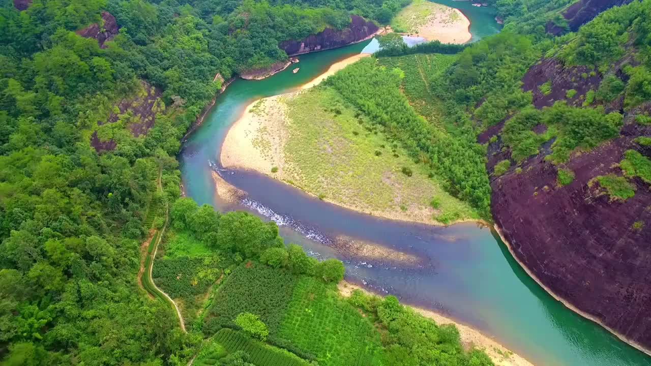 航拍武夷山九曲溪竹筏漂流绿水青山与岩茶茶园视频素材