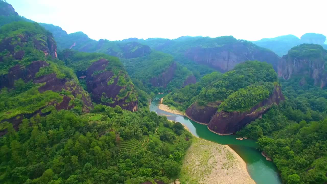 航拍武夷山九曲溪竹筏漂流绿水青山与岩茶茶园视频素材