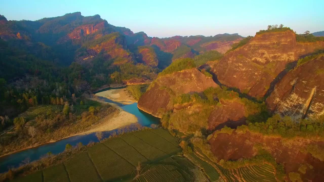 航拍武夷山九曲溪竹筏漂流绿水青山与岩茶茶园视频素材