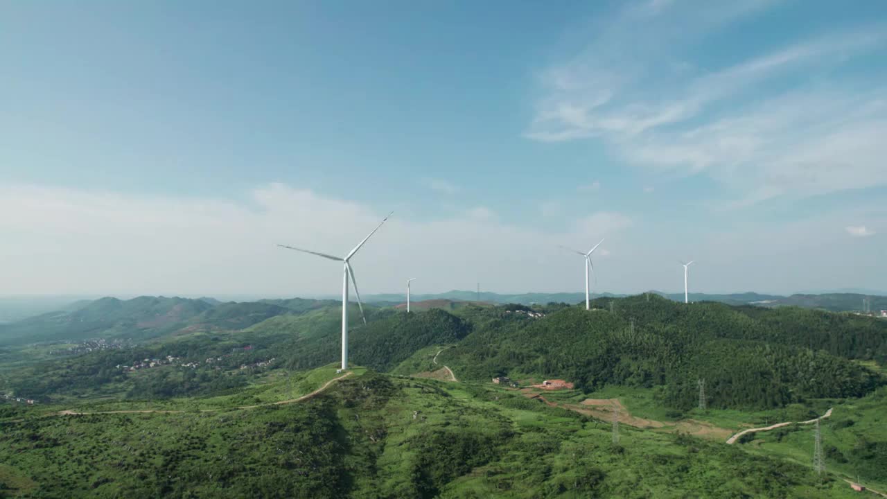 航拍户外山区自然风光蓝天白云风电场4k视频素材