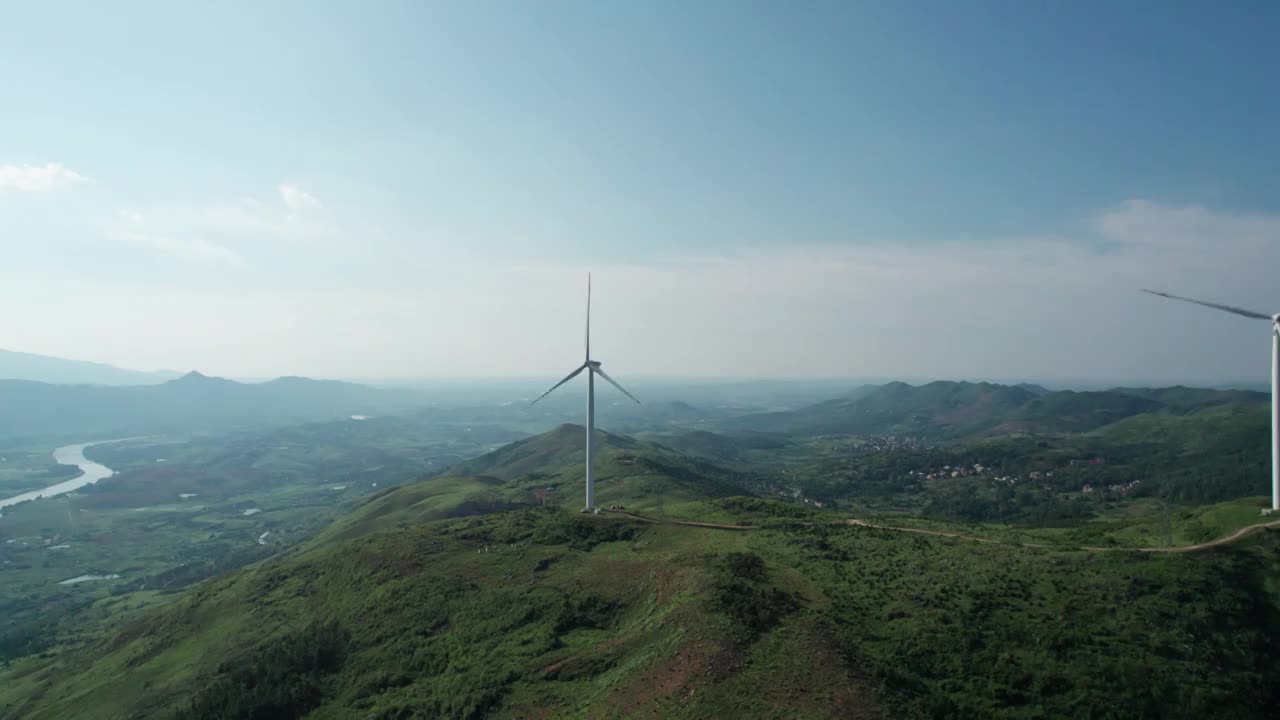 航拍户外山区自然风光蓝天白云风电场4k视频素材