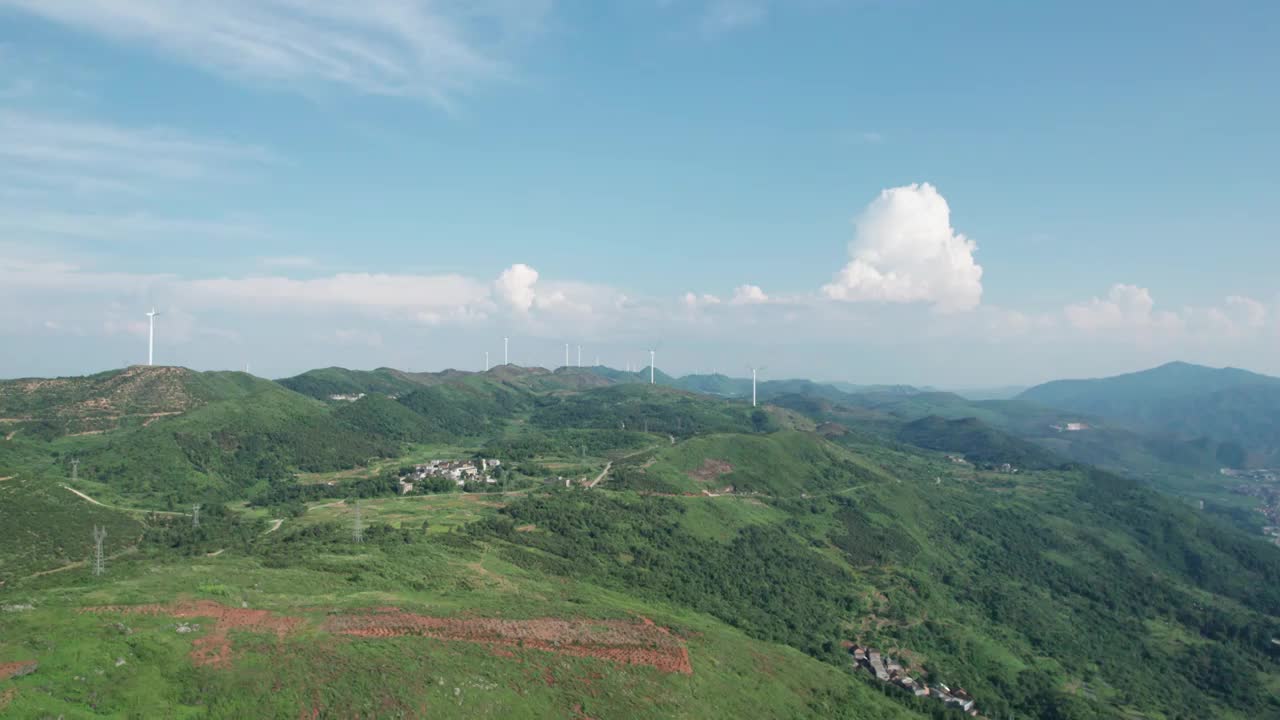 航拍户外山区自然风光蓝天白云风电场4k视频素材