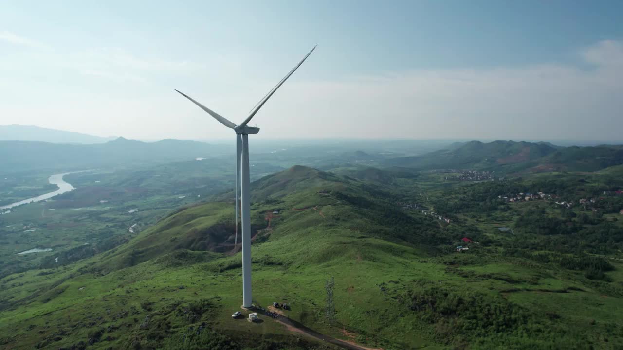 航拍户外山区自然风光蓝天白云风电场4k视频素材