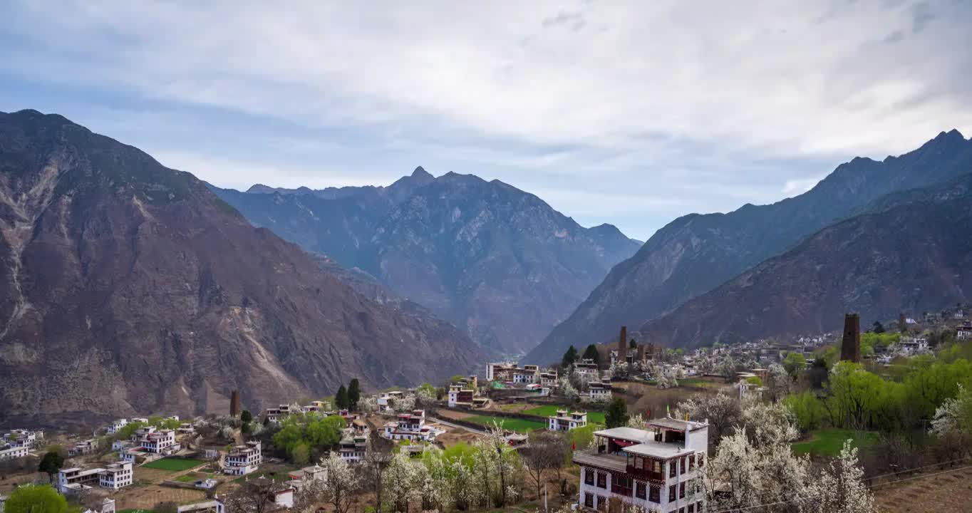 中路藏寨梨花早上延时视频素材