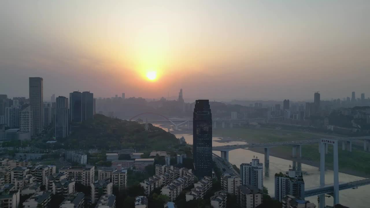 航拍重庆南岸区与渝中区的日落时刻视频素材