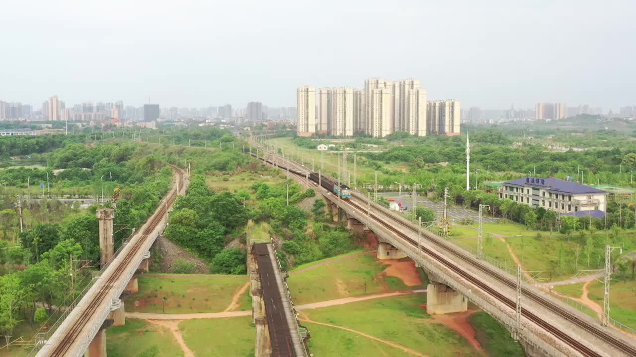 4K航拍湘桂铁路货运列车驶过衡阳市耒水铁路桥视频素材