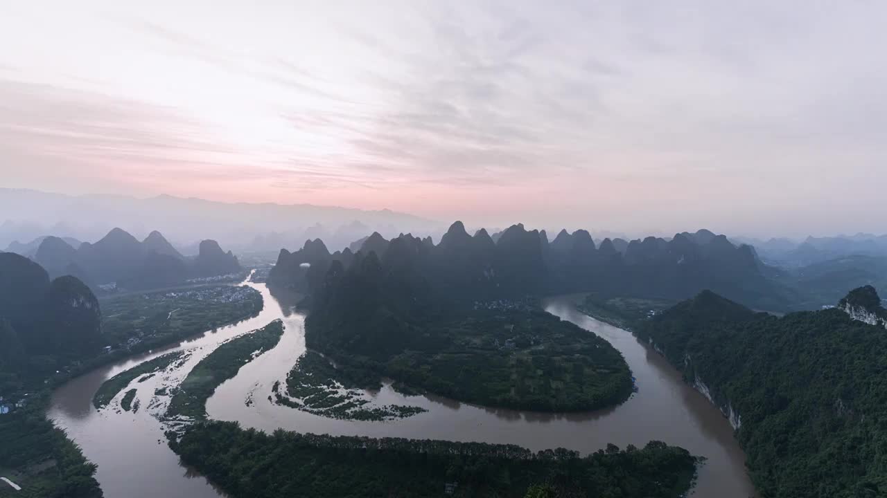 桂林漓江阳朔段河湾上空的日出朝霞视频素材