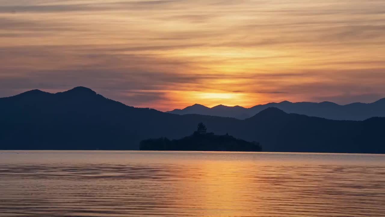 云南泸沽湖水面日出延时视频素材