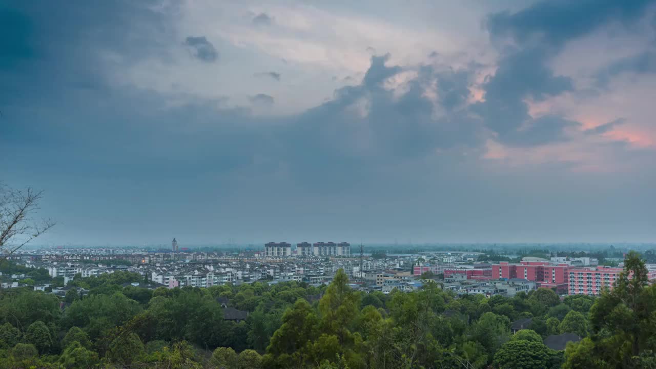 成都新津区花源镇，从山上看小镇夕阳视频素材