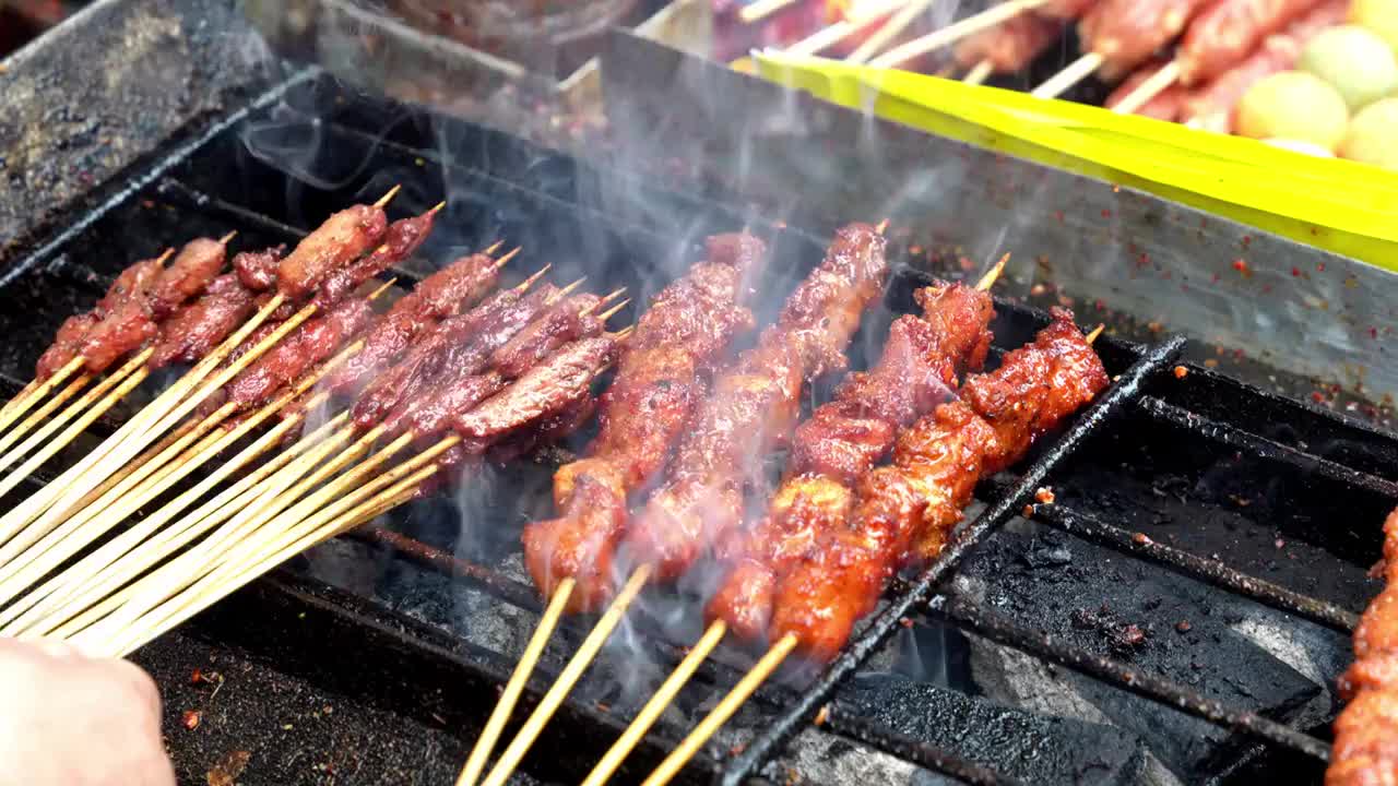 烤羊肉串牛肉串烧烤烤串美食视频素材