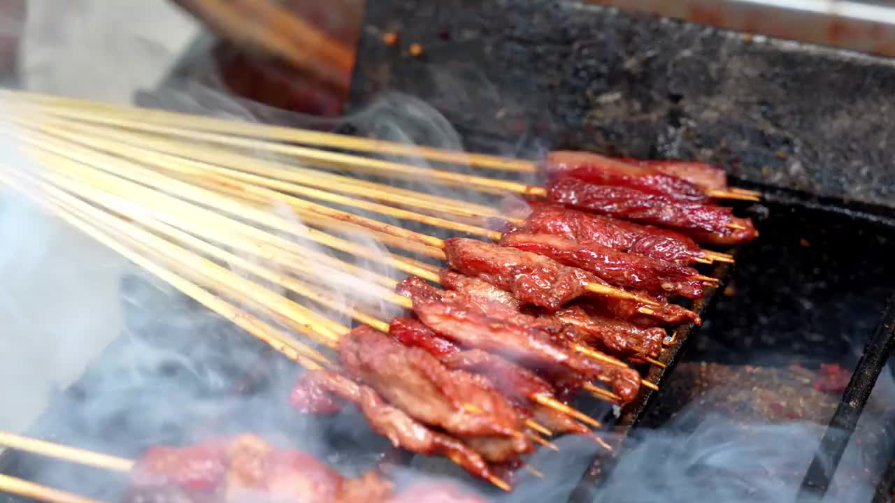 烤羊肉串牛肉串烧烤烤串美食视频素材