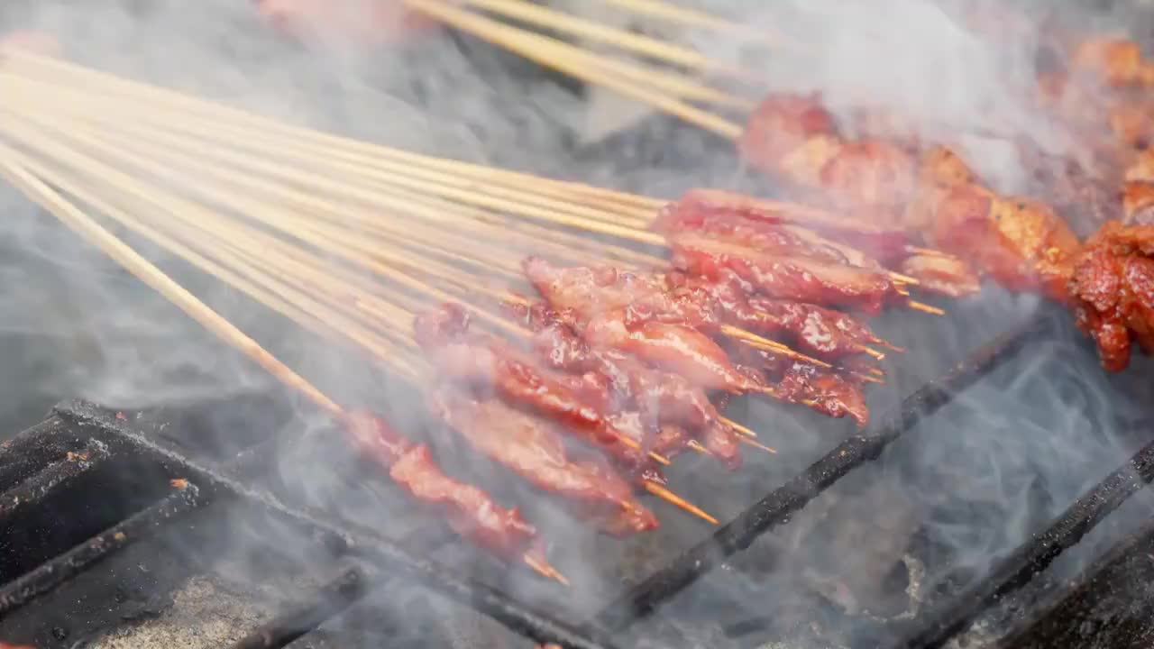 烤羊肉串牛肉串烧烤烤串美食视频素材