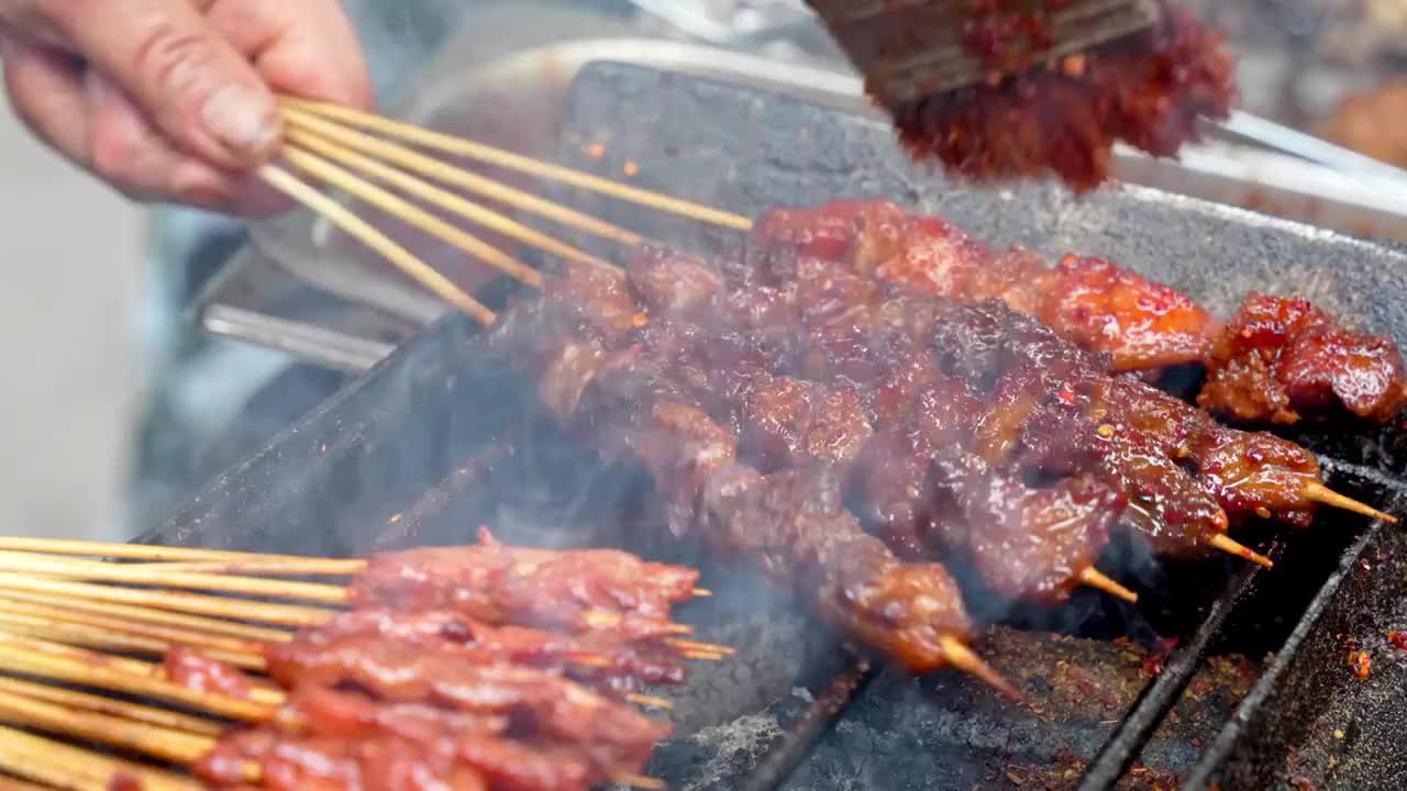 烤羊肉串牛肉串烧烤烤串美食视频素材